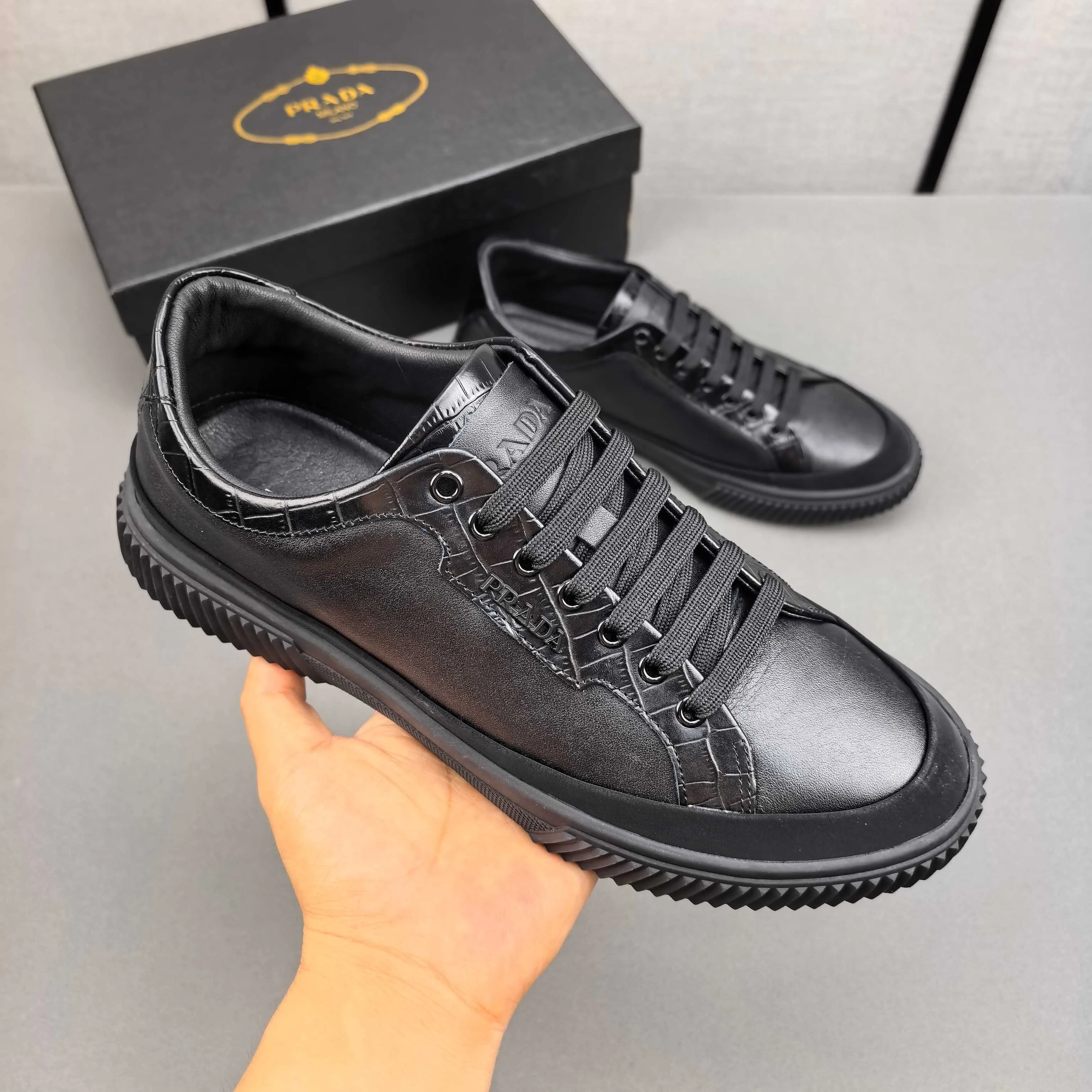 PP400👟👟👟Prada set off the audience! Prada, an international brand that is constantly innovating, this men's casual shoe, the original version, made of cowhide leather at a ratio of one to one at the store, with leather feet and rubber non-slip outsole, breathable and comfortable, quality speaks for itself👄38-44